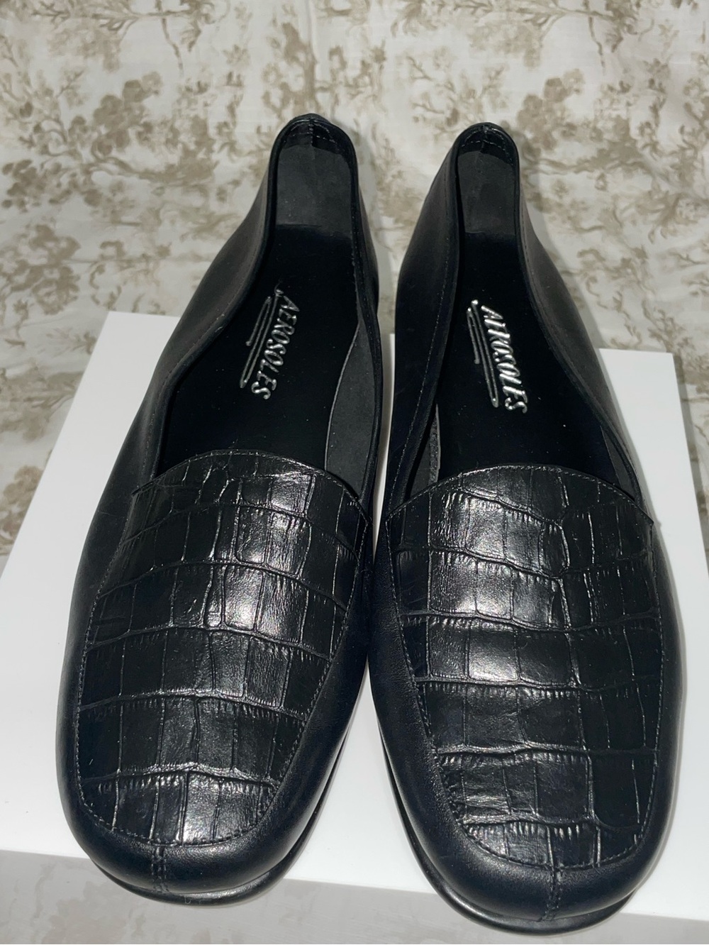 New- AEROSOLES Black Croc-Embossed Leather Flats